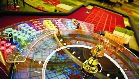Antarmuka permainan Book of Dead di dinasti33 menampilkan gulungan slot dan simbol-simbol tema petualangan